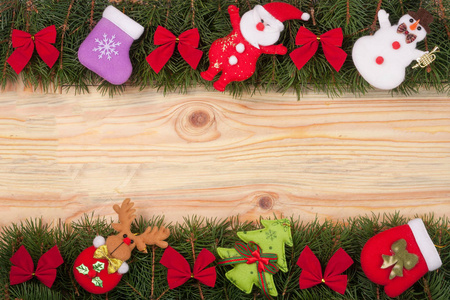 圣诞框架作出了冷杉的枝条装饰着红色的弓雪人和圣诞老人轻木背景上