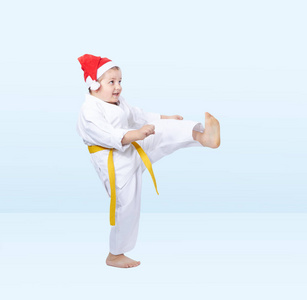 在 karategi 男孩节拍踢