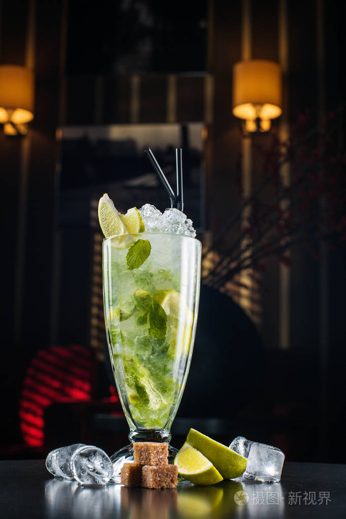 莫西多鸡尾酒在黑色背景上