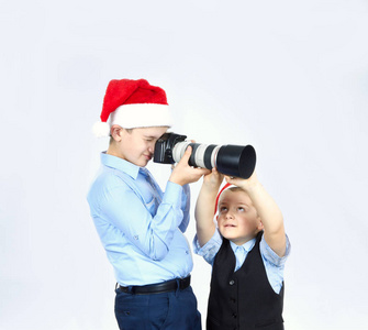 拍摄照片中的圣诞老人帽的男孩