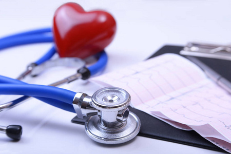 心电图用听诊器和红色的心，在桌子上，特写