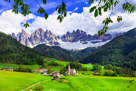 高山风景美丽的小村庄，在 val di Funes