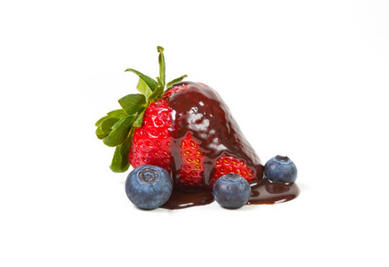 草莓与滴巧克力糖浆