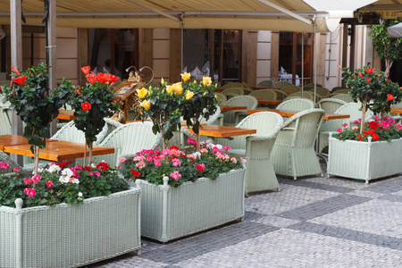 欧洲城市的街道上的咖啡馆。夏天。花卉装饰