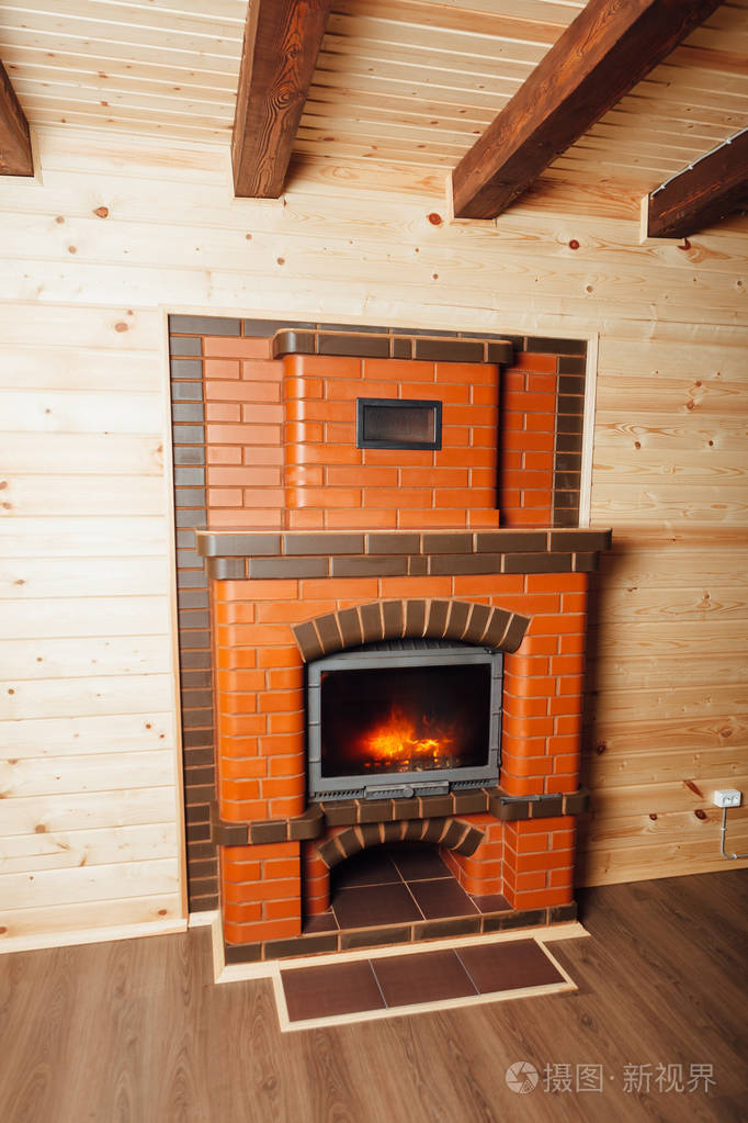 砖砌的壁炉在木房子里