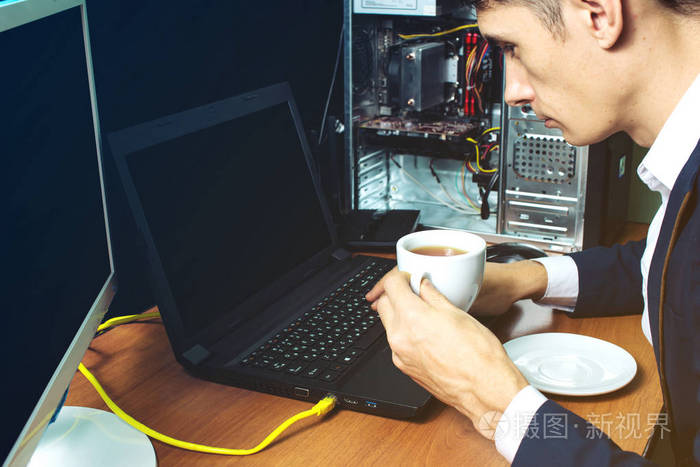 使用笔记本电脑的人诊断的计算机出现故障