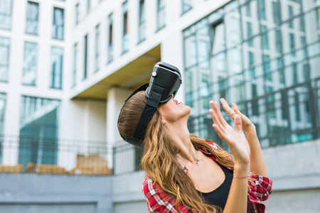 虚拟现实的护目镜，在城市中的女人