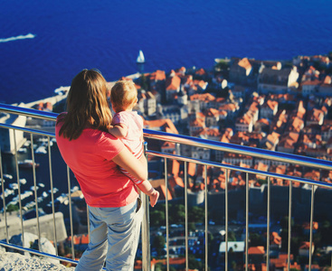 母亲和小女儿旅行在欧洲，克罗地亚