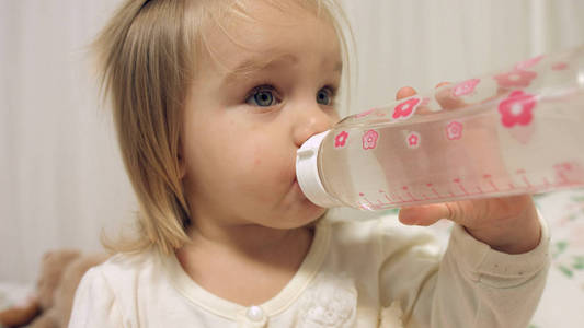 小女孩喝水的图片情头图片