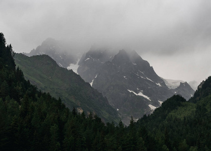 雾在山上在背景