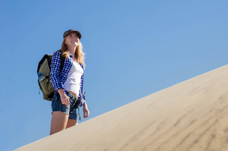 女背包客在沙漠中旅行