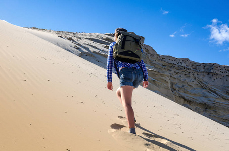 女背包客在沙漠中旅行