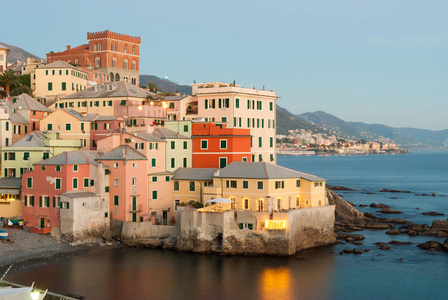 Boccadasse，小海区的热那亚，期间暮光之城