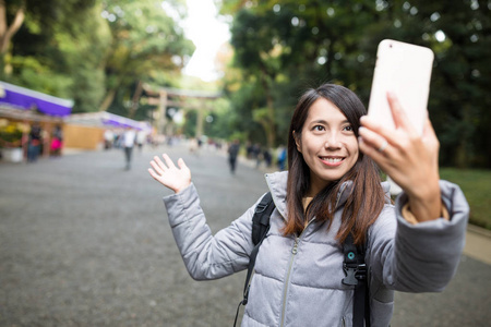 在日本的寺院自拍照的女人