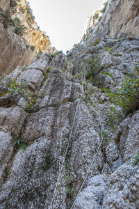 在 Caminito del Rey 路径，西班牙攀岩