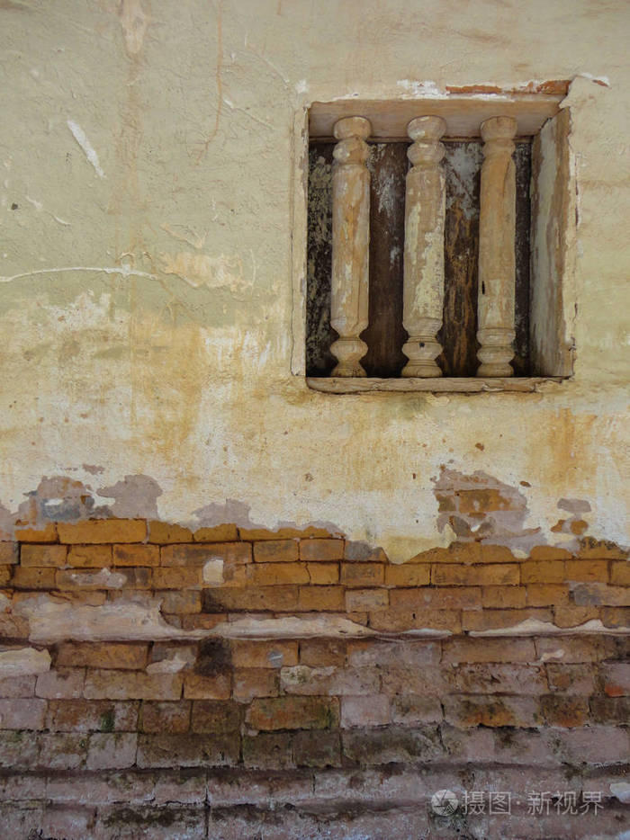 老砖墙纹理与木制窗口