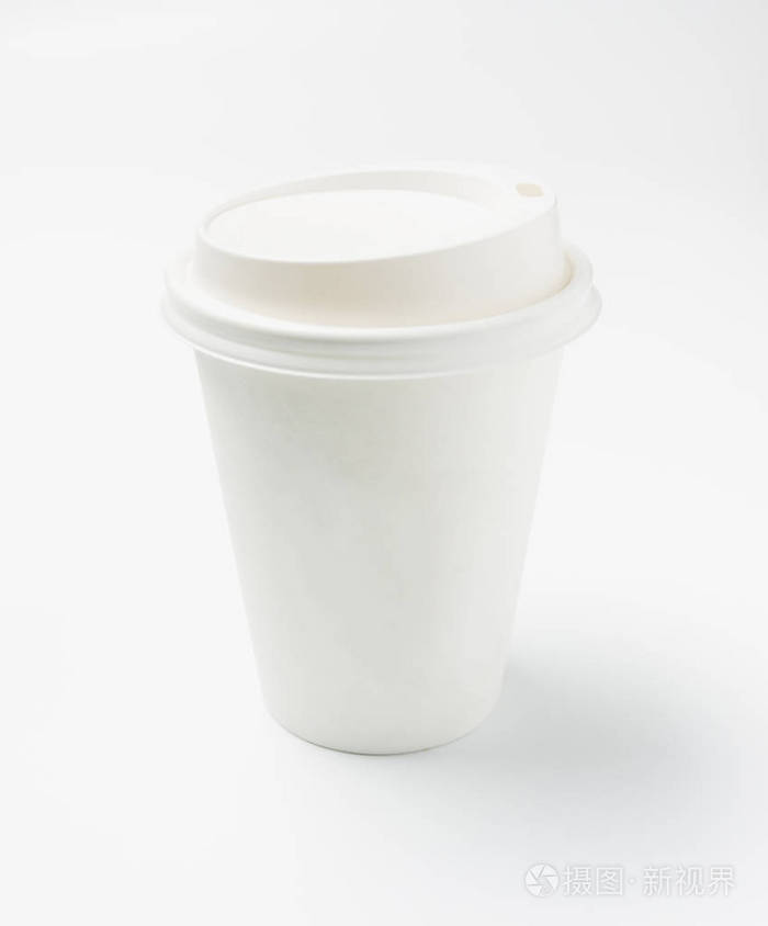 纸杯装的咖啡在白色背景上