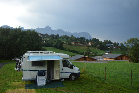 雷雨  在法国山 campingplace 的露营者