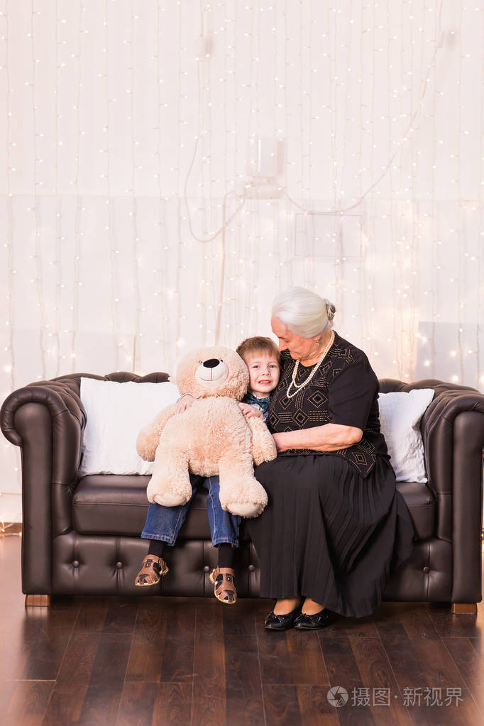 快乐的老祖母和她拥抱的孙子的肖像