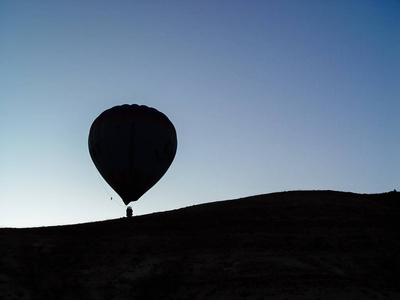 热气球飞越卡帕多细亚谷的剪影