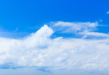 蓝色的天空背景