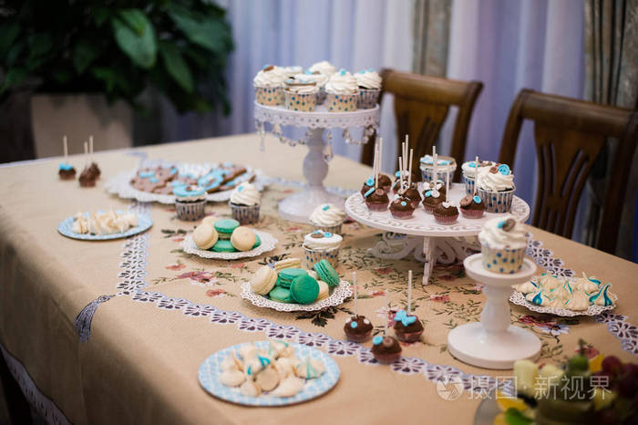 childrenss 生日聚会的餐桌上的美味蛋糕