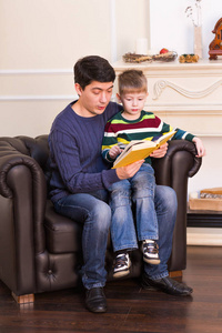 父亲和儿子一起读故事书