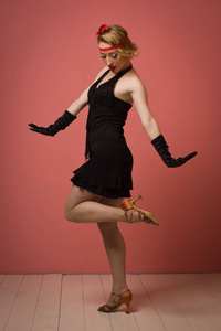漂亮女演员在跳舞查尔斯顿的黑色复古连衣裙
