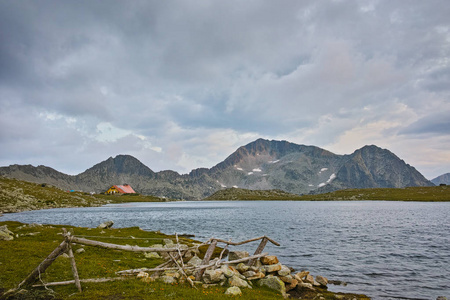 火在 Tevno 湖和卡梅尼察峰，皮林山的日落