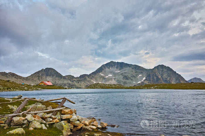 在 Tevno 湖和卡梅尼察峰，皮林山太阳的余晖