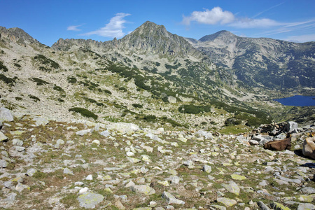 惊人的景观与 Dzhangal 和 Polezhan 的山峰 皮林山