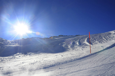 观雪山与寒冷晴朗的一天的滑雪坡的瑞士欧洲