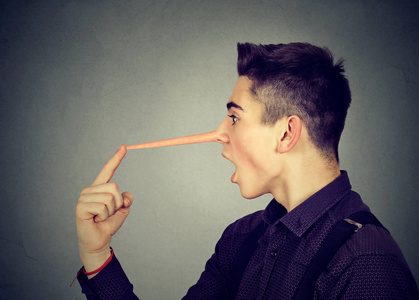 长说谎鼻子侧配置文件震惊的男人与长长的鼻子.骗子的概念照片