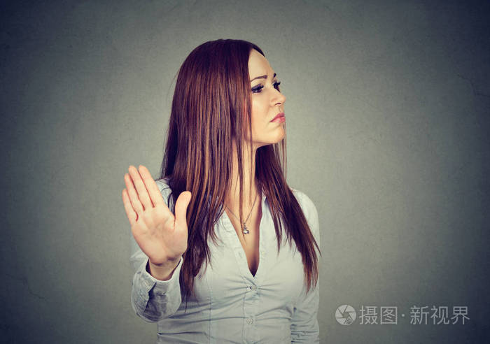 生气愤怒的女人给手说话的姿态