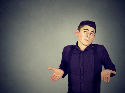 无知的傲慢.耸耸肩膀的人,所以关心什么照片