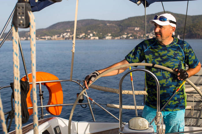 男人站船掌舵