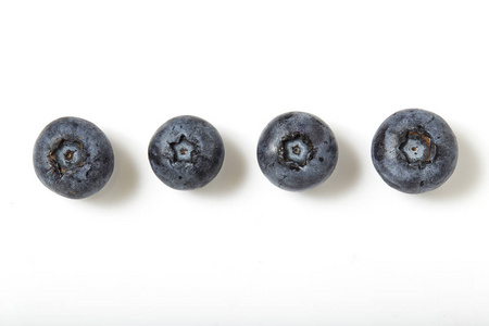 在白色的新鲜蓝莓
