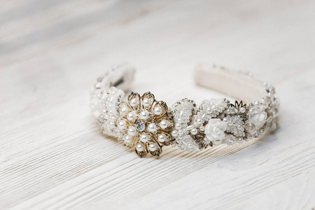 奢华珠宝手工头饰与白色的石子，晶体和珍珠