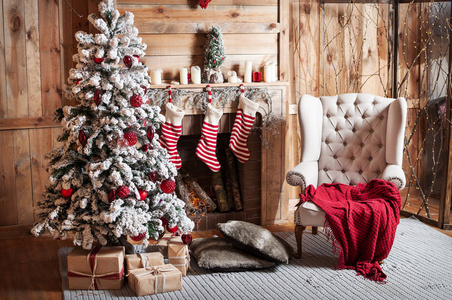 圣诞节用装饰房间漂亮的枞树