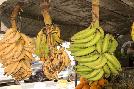 新鲜香蕉绿色和黄色, 天然食品