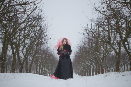 女孩在红色的面纱，在冬天的雪