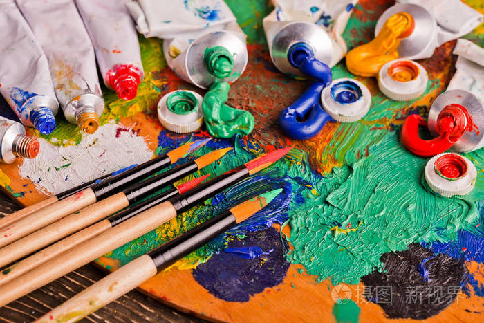 颜料和画笔的绘图