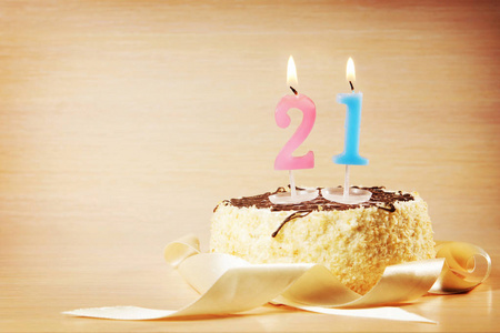 用燃烧的蜡烛为数字,二十一岁的生日蛋糕照片