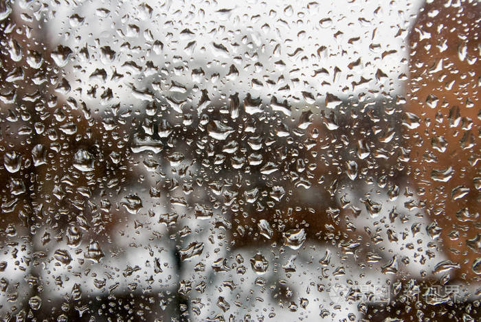 玻璃特写镜头上的雨滴图像
