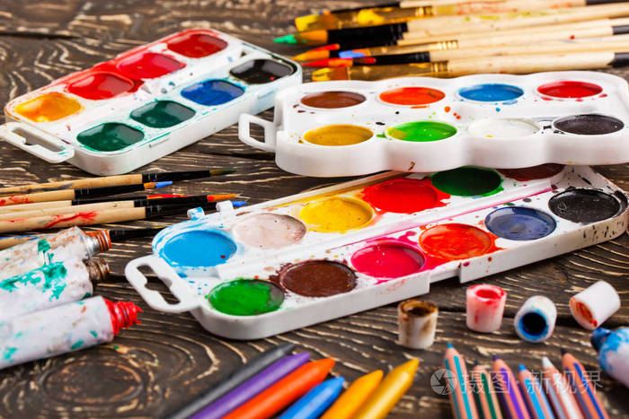 颜料和画笔的绘图