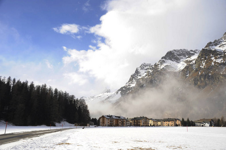 恩加丁谷在瑞士锡尔斯玛丽亚村庄与碱性磷酸酶高山上的雪