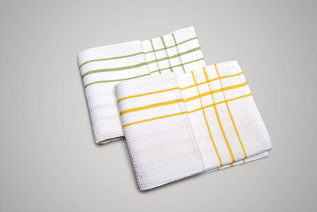 两个白色桌布棉制的绿色和黄色条纹