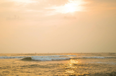 在斯里兰卡海滩炽热的日落