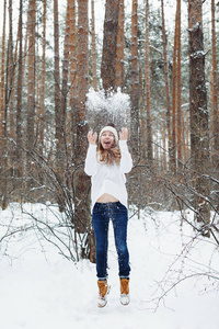 年轻女子在冬天很开心