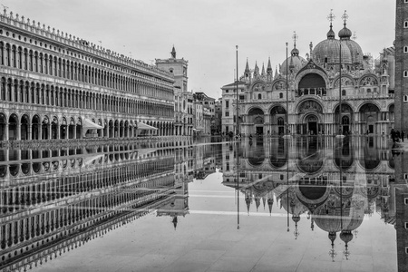 洪水在威尼斯在黑色和白色